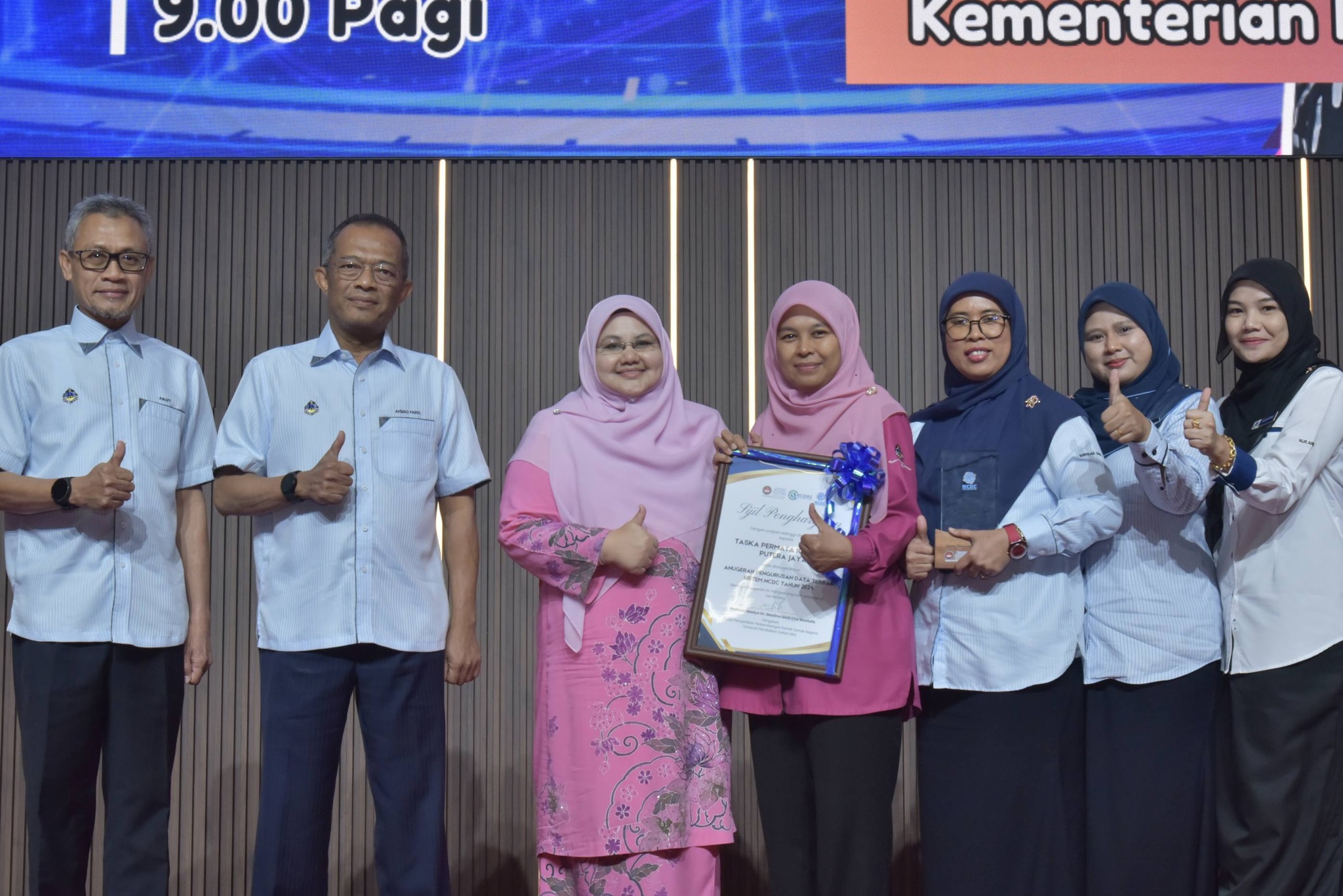 sesi bergambar bersama pengarah dan pn.Fadhlina