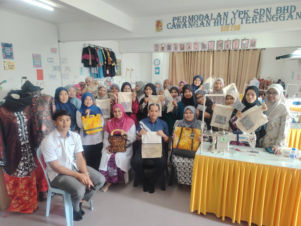 sesi bergambar bengkel kraf